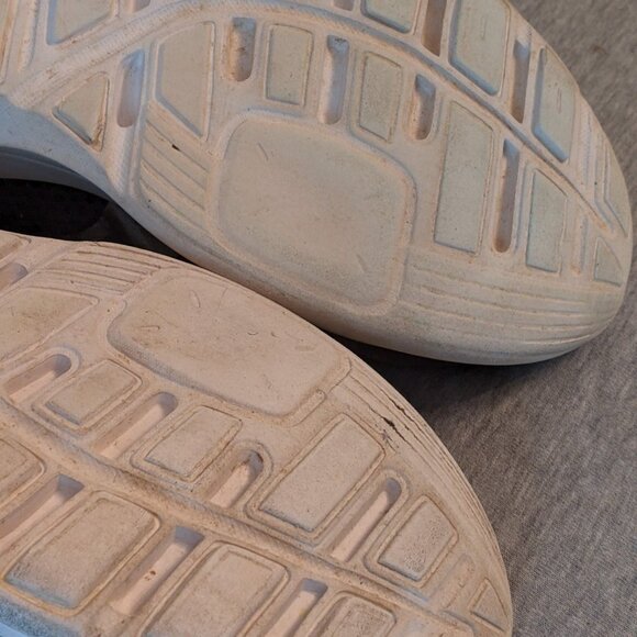 Reebok Memory Tech SIze 8 Ladies Black with Silver Stripes - Picture 6 of 8